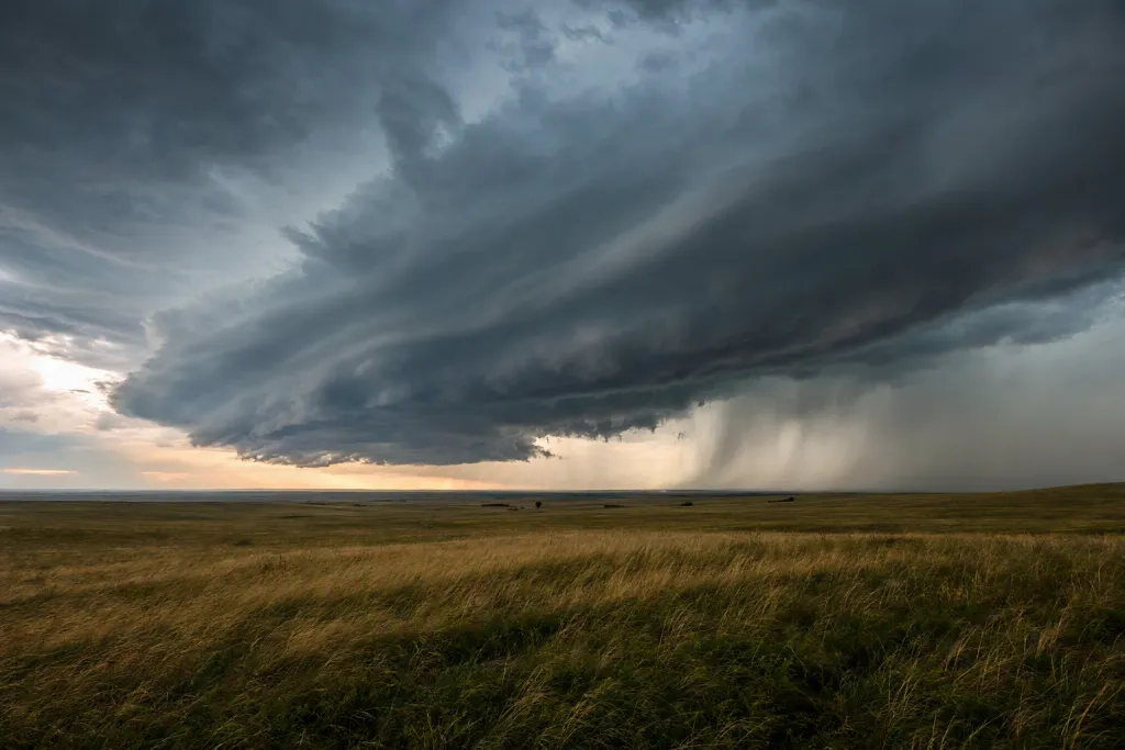 กรอบพายุเมฆพายุที่ทุ่งหญ้า (Prairie Storm Clouds) ธรรมชาติสำหรับการเฝ้าดูพายุ