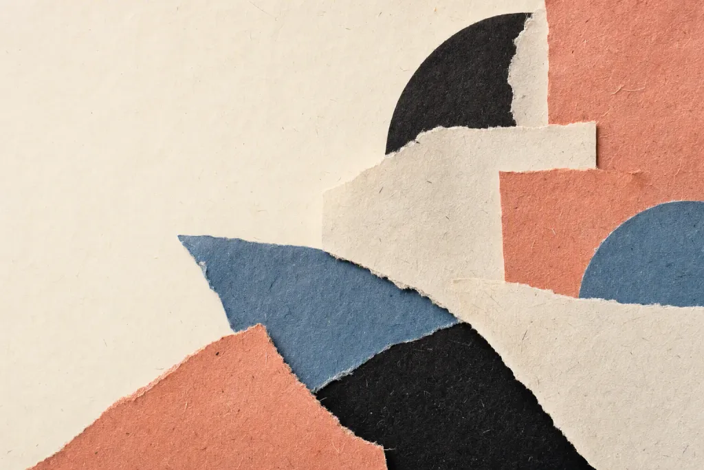 Composizione con collage di echi di carta strappata, strati geometrici irregolari